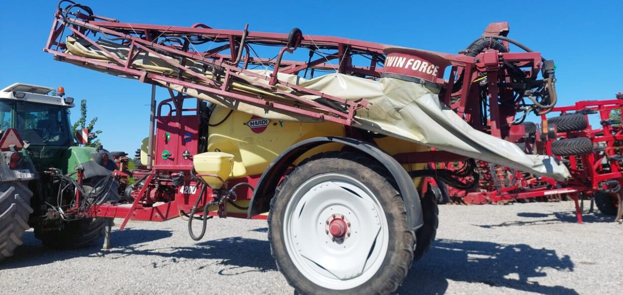 Hardi Commander Plus 4200 - 28m Twin - Piekabināmais miglotājs: foto 1 Hardi Commander Plus 4200 - 28m Twin - Piekabināmais miglotājs: foto 1