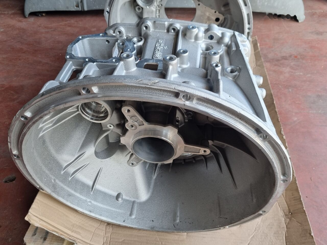 Mercedes-Benz TRANSMISSION HOUSING Mercedes-Benz ACTROS MP4 EURO 6 - Pārnesumkārba - Kravas automašīna: foto 1 Mercedes-Benz TRANSMISSION HOUSING Mercedes-Benz ACTROS MP4 EURO 6 - Pārnesumkārba - Kravas automašīna: foto 1