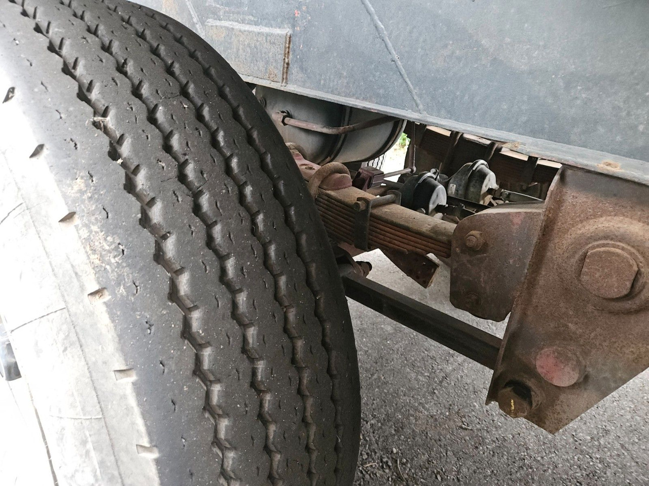 Kässbohrer Silo Güllefaß 33m³ Blattfederung - Silosa puspiekabe: foto 4 Kässbohrer Silo Güllefaß 33m³ Blattfederung - Silosa puspiekabe: foto 4