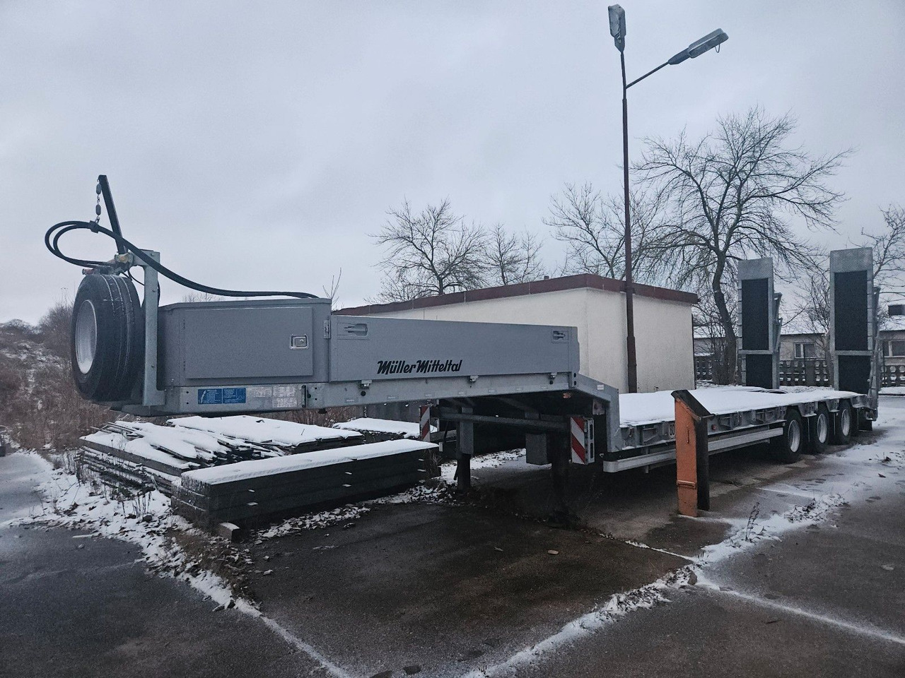 Müller-Mitteltal TS 3 Tieflader nur ca. 6.000km gefahren 42t - Puspiekabe zema profila platforma: foto 1 Müller-Mitteltal TS 3 Tieflader nur ca. 6.000km gefahren 42t - Puspiekabe zema profila platforma: foto 1