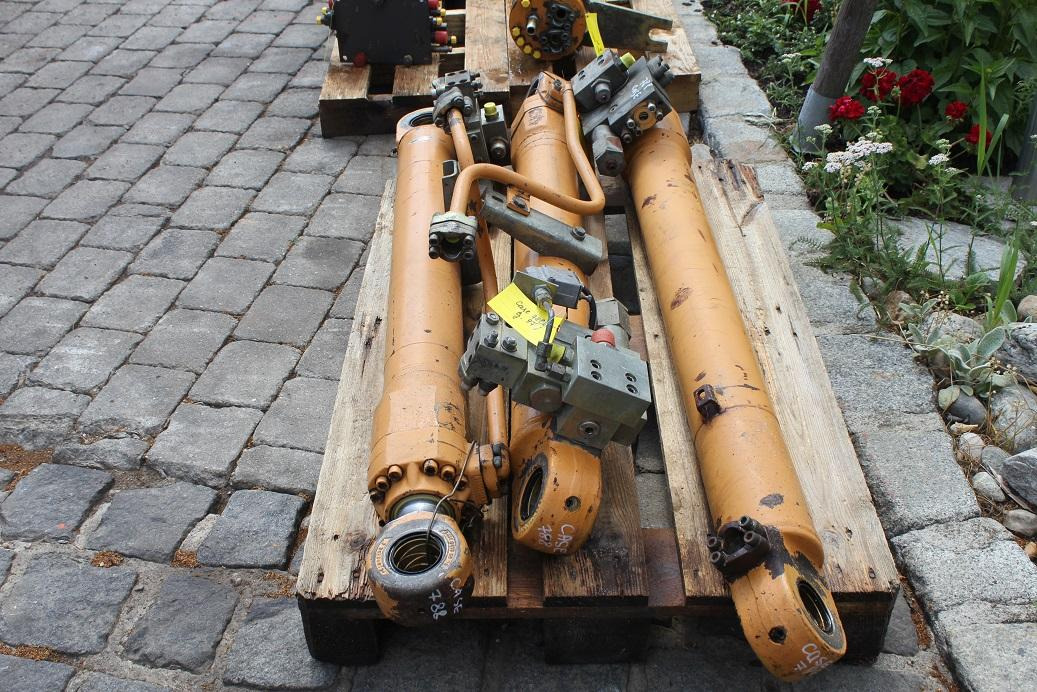 Case 788 LC - Hidrauliskais cilindrs - Celtniecības tehnika: foto 3 Case 788 LC - Hidrauliskais cilindrs - Celtniecības tehnika: foto 3