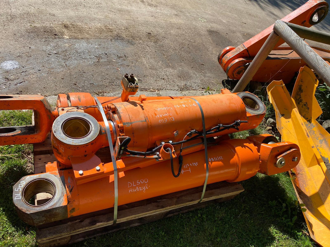 Doosan DL 500 - Hidrauliskais cilindrs - Celtniecības tehnika: foto 4 Doosan DL 500 - Hidrauliskais cilindrs - Celtniecības tehnika: foto 4
