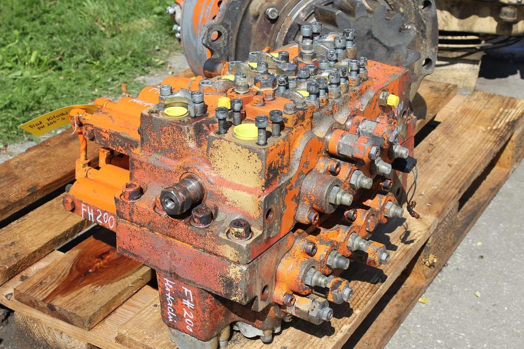 Hitachi FH 200-3 - Hidrauliskais vārsts - Celtniecības tehnika: foto 4 Hitachi FH 200-3 - Hidrauliskais vārsts - Celtniecības tehnika: foto 4