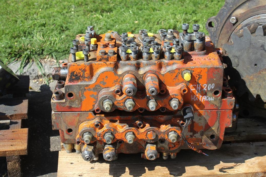 Hitachi FH 200-3 - Hidrauliskais vārsts - Celtniecības tehnika: foto 3 Hitachi FH 200-3 - Hidrauliskais vārsts - Celtniecības tehnika: foto 3