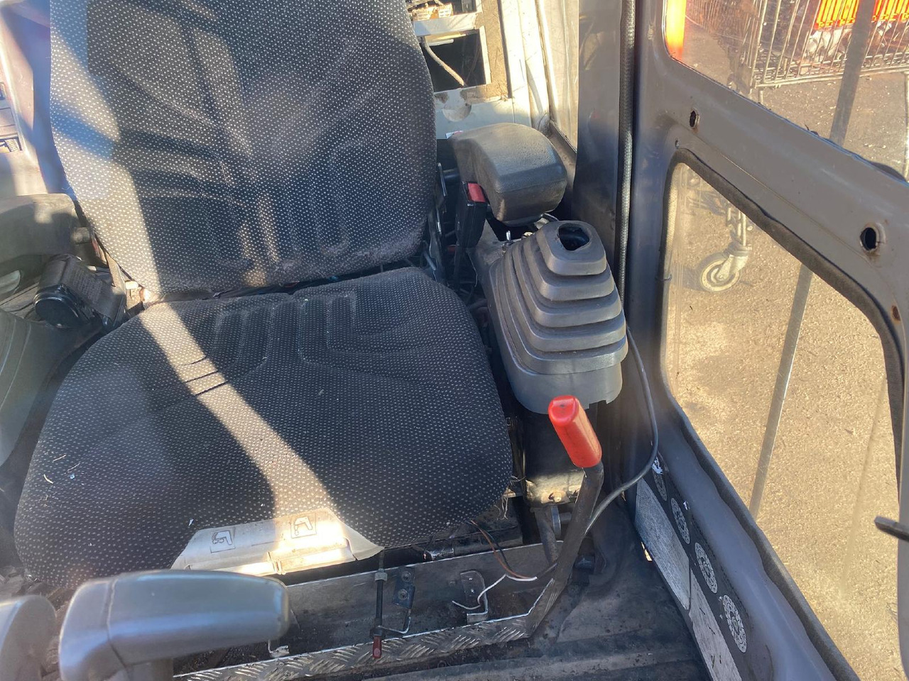 Hitachi ZX 225 - Kabīne - Celtniecības tehnika: foto 3 Hitachi ZX 225 - Kabīne - Celtniecības tehnika: foto 3