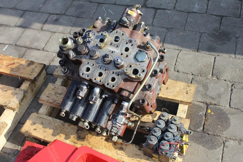 JCB 210 LC - Hidrauliskais vārsts - Celtniecības tehnika: foto 1 JCB 210 LC - Hidrauliskais vārsts - Celtniecības tehnika: foto 1