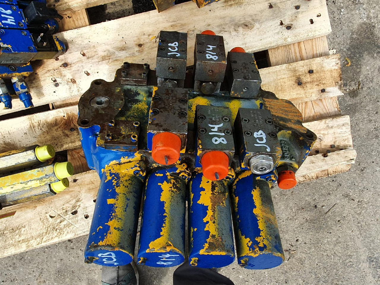 JCB 814 - Hidrauliskais vārsts - Celtniecības tehnika: foto 4 JCB 814 - Hidrauliskais vārsts - Celtniecības tehnika: foto 4