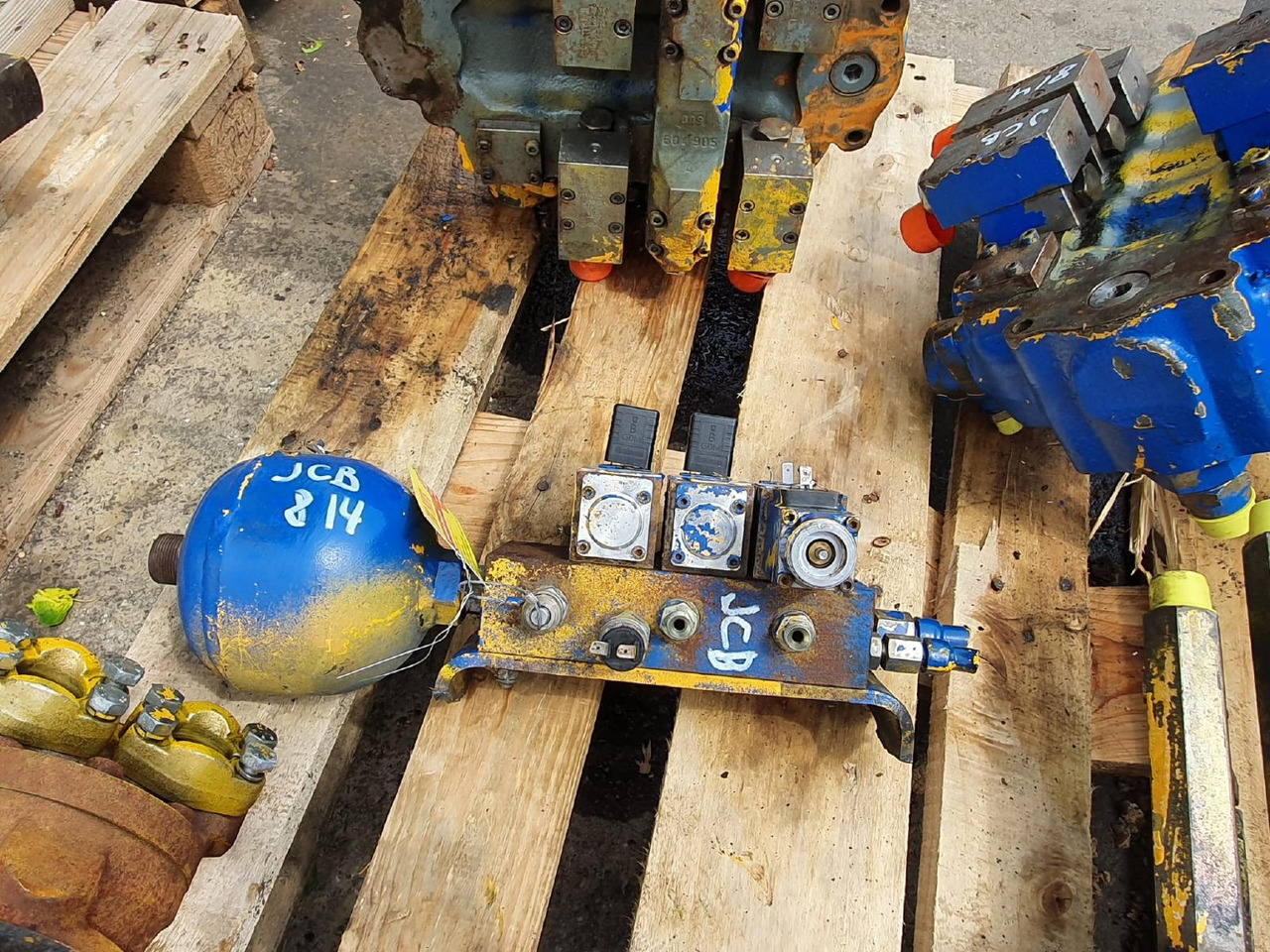 JCB 814 - Hidrauliskais vārsts - Celtniecības tehnika: foto 2 JCB 814 - Hidrauliskais vārsts - Celtniecības tehnika: foto 2