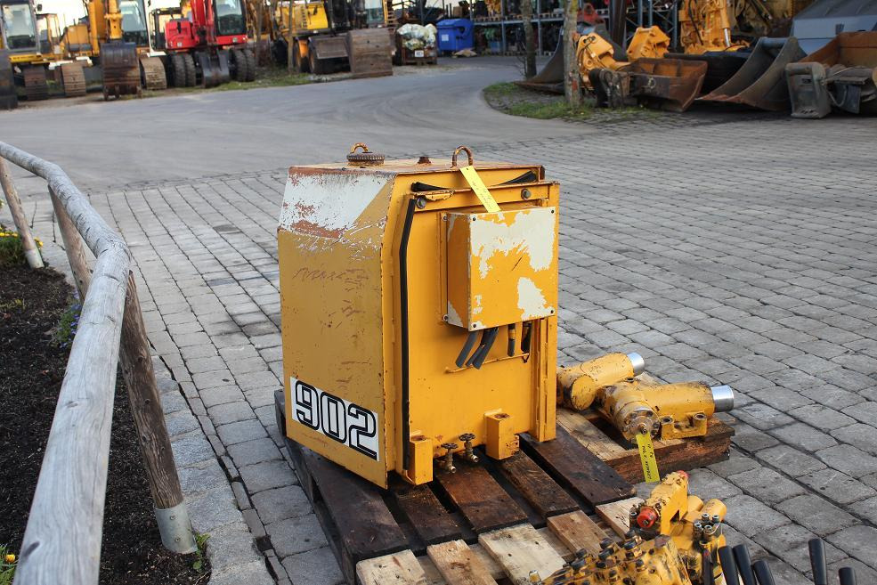 Liebherr A902 - Degvielas tvertne - Celtniecības tehnika: foto 1 Liebherr A902 - Degvielas tvertne - Celtniecības tehnika: foto 1