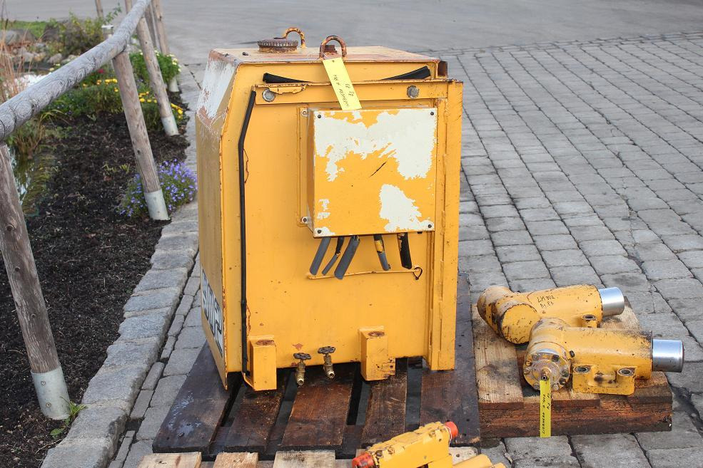 Liebherr A902 - Degvielas tvertne - Celtniecības tehnika: foto 5 Liebherr A902 - Degvielas tvertne - Celtniecības tehnika: foto 5