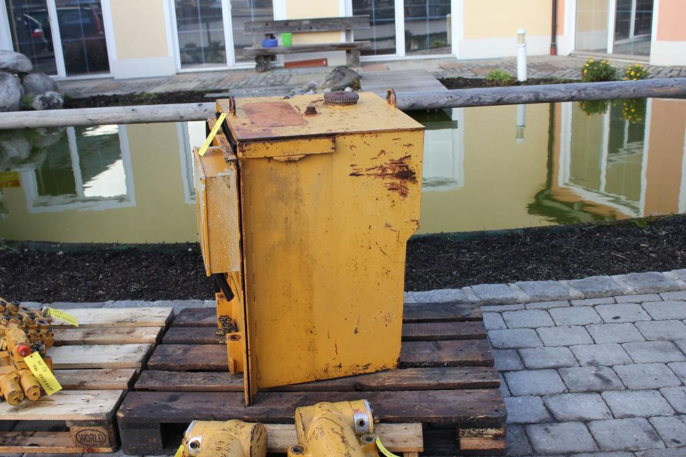 Liebherr A902 - Degvielas tvertne - Celtniecības tehnika: foto 2 Liebherr A902 - Degvielas tvertne - Celtniecības tehnika: foto 2