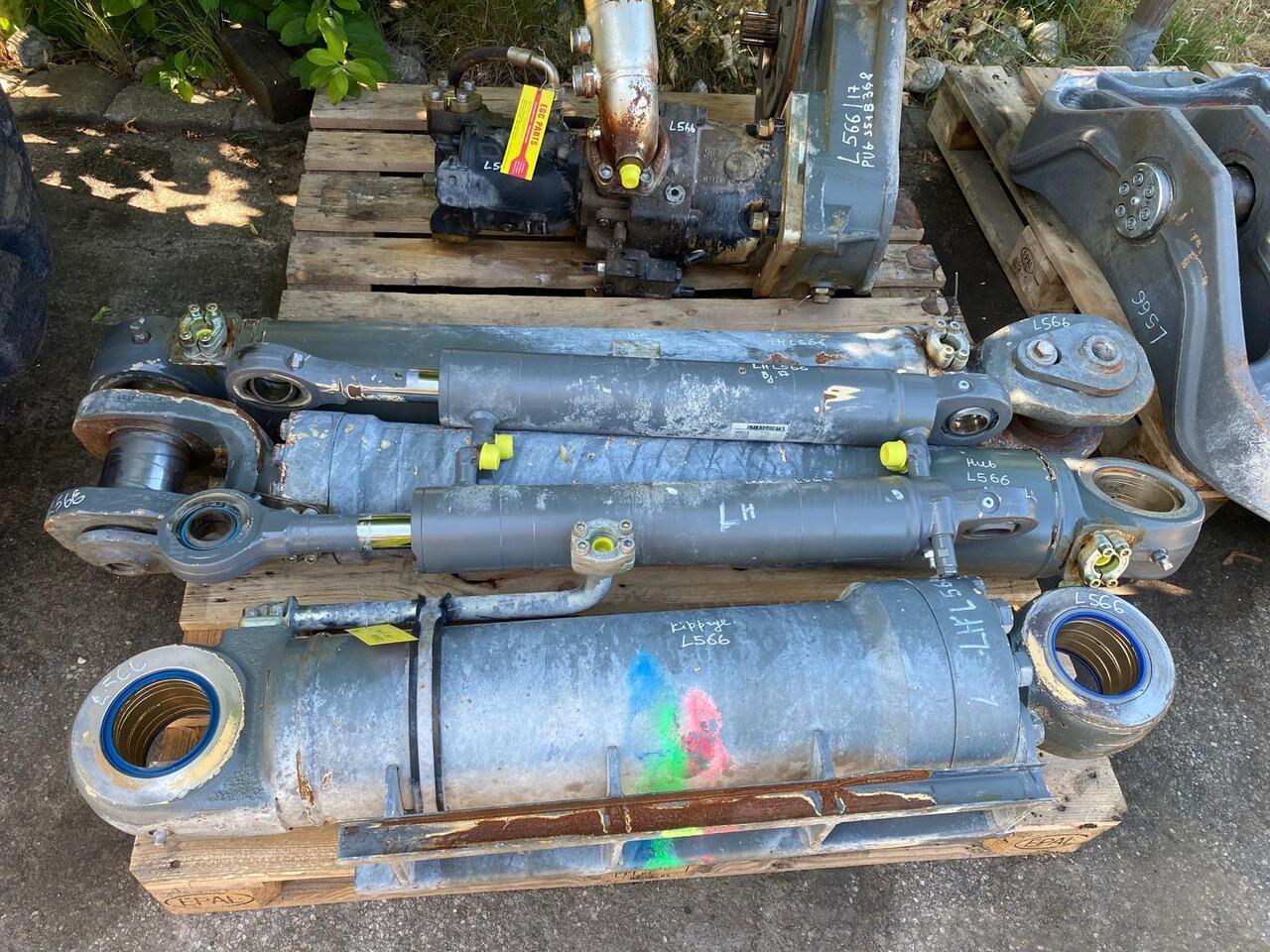 Liebherr L 566 - Hidrauliskais cilindrs - Celtniecības tehnika: foto 2 Liebherr L 566 - Hidrauliskais cilindrs - Celtniecības tehnika: foto 2