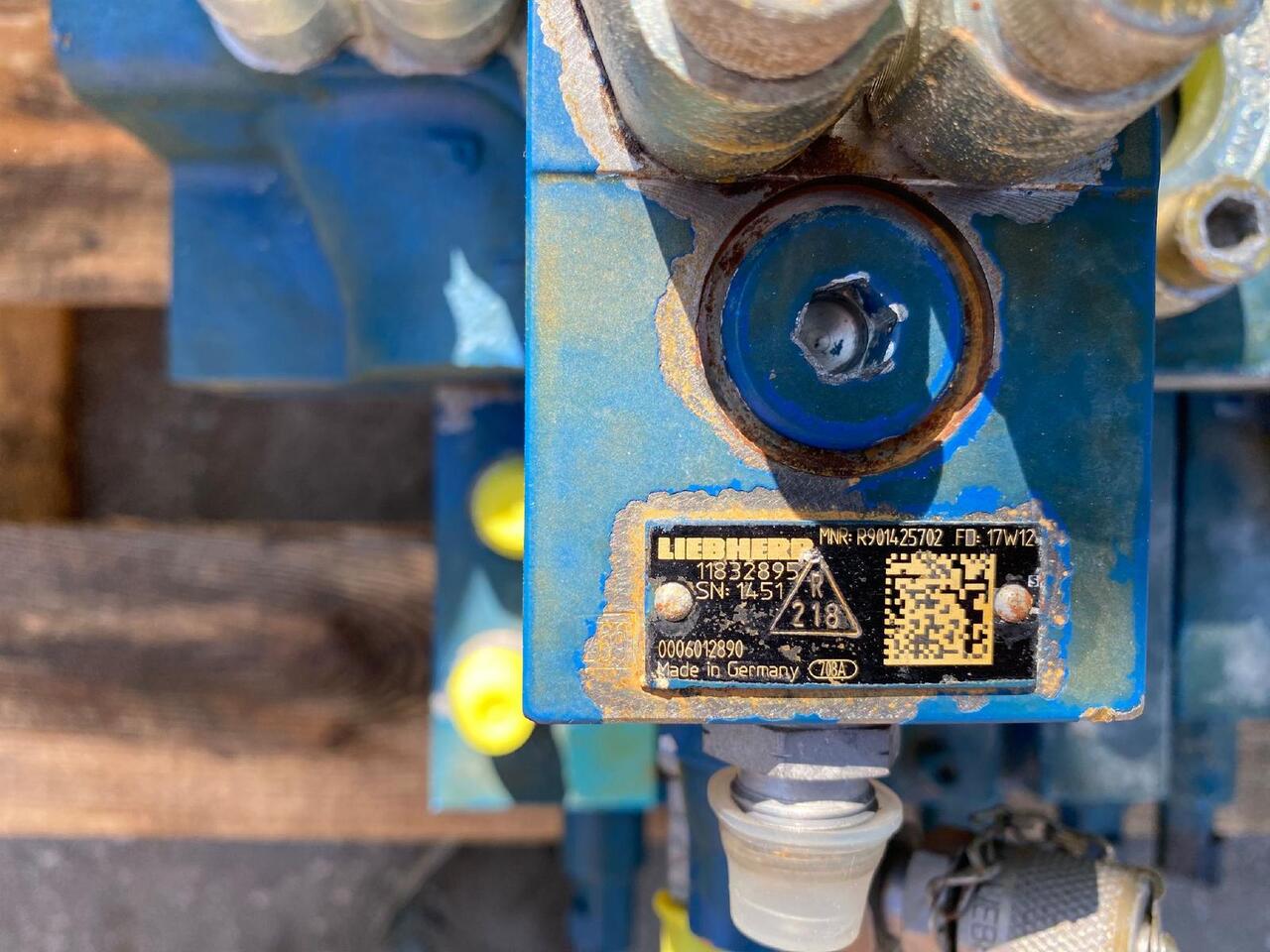 Liebherr L 566 - Hidrauliskais vārsts - Celtniecības tehnika: foto 5 Liebherr L 566 - Hidrauliskais vārsts - Celtniecības tehnika: foto 5