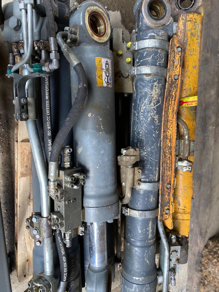 Liebherr R 924 C - Hidrauliskais cilindrs - Celtniecības tehnika: foto 2 Liebherr R 924 C - Hidrauliskais cilindrs - Celtniecības tehnika: foto 2