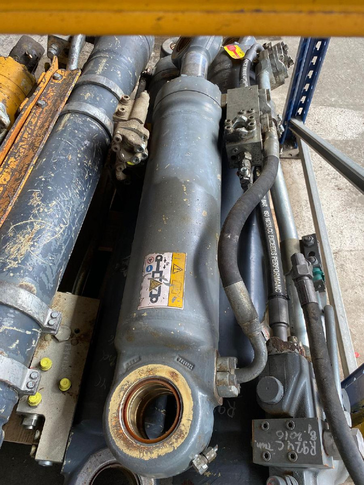 Liebherr R 924 C - Hidrauliskais cilindrs - Celtniecības tehnika: foto 1 Liebherr R 924 C - Hidrauliskais cilindrs - Celtniecības tehnika: foto 1