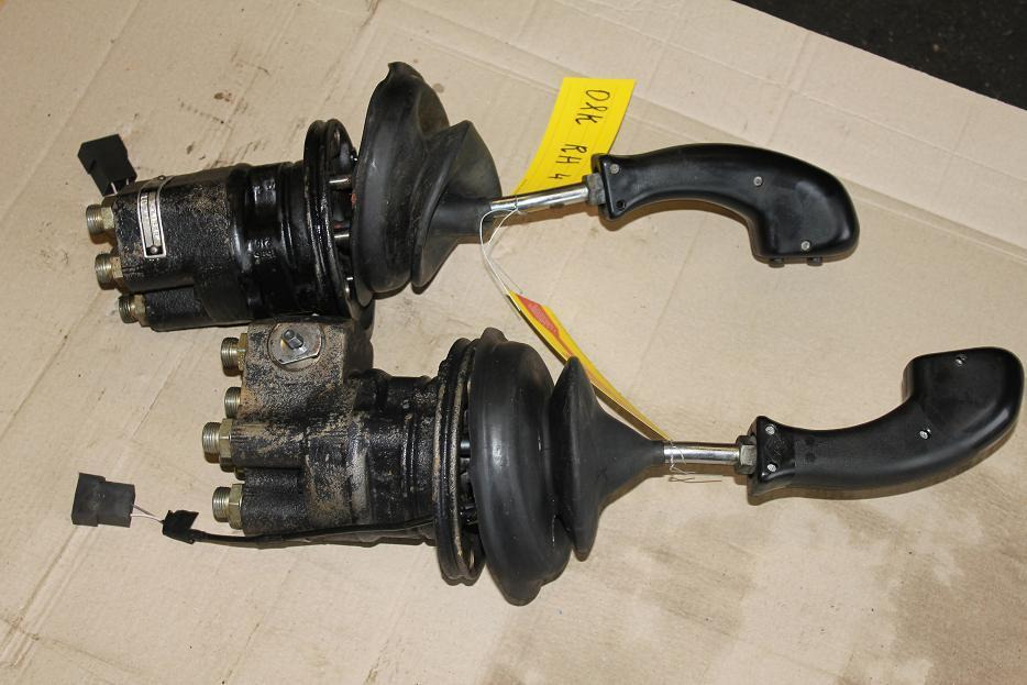 O&K RH 4 PMS Joystick - Kabīne un interjers - Celtniecības tehnika: foto 2 O&K RH 4 PMS Joystick - Kabīne un interjers - Celtniecības tehnika: foto 2