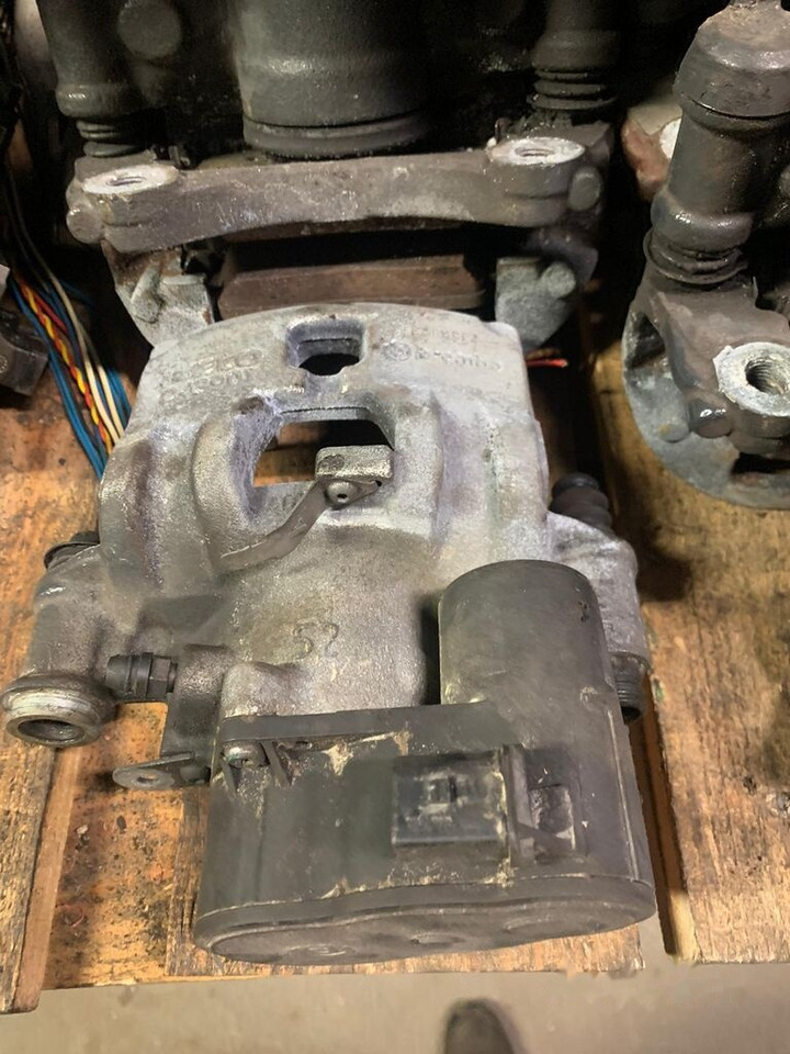 Brembo elektryczne D43901 Iveco Daily prawy, lewy, tył 2019- D43901 - Bremžu suports - Kravas automašīna: foto 5 Brembo elektryczne D43901 Iveco Daily prawy, lewy, tył 2019- D43901 - Bremžu suports - Kravas automašīna: foto 5