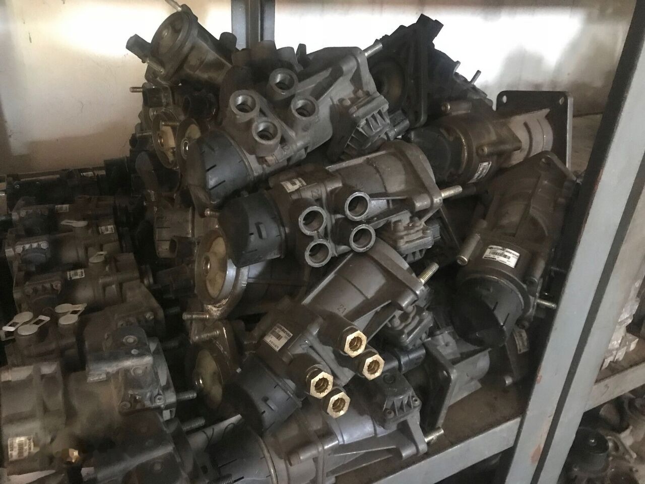 Bremžu vārsts - Kravas automašīna Knorr-Bremse K001411   Volvo FM FH Renault: foto 8