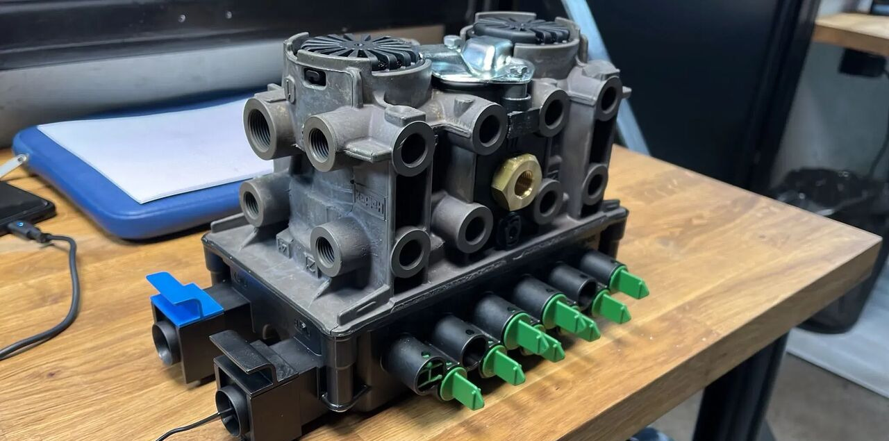 Nowy Zawór Haldex Modulator EBS EB+ GEN3 4S/2M 5AUX 823008001 St 823008001 - Bremžu vārsts - Kravas automašīna: foto 1 Nowy Zawór Haldex Modulator EBS EB+ GEN3 4S/2M 5AUX 823008001 St 823008001 - Bremžu vārsts - Kravas automašīna: foto 1