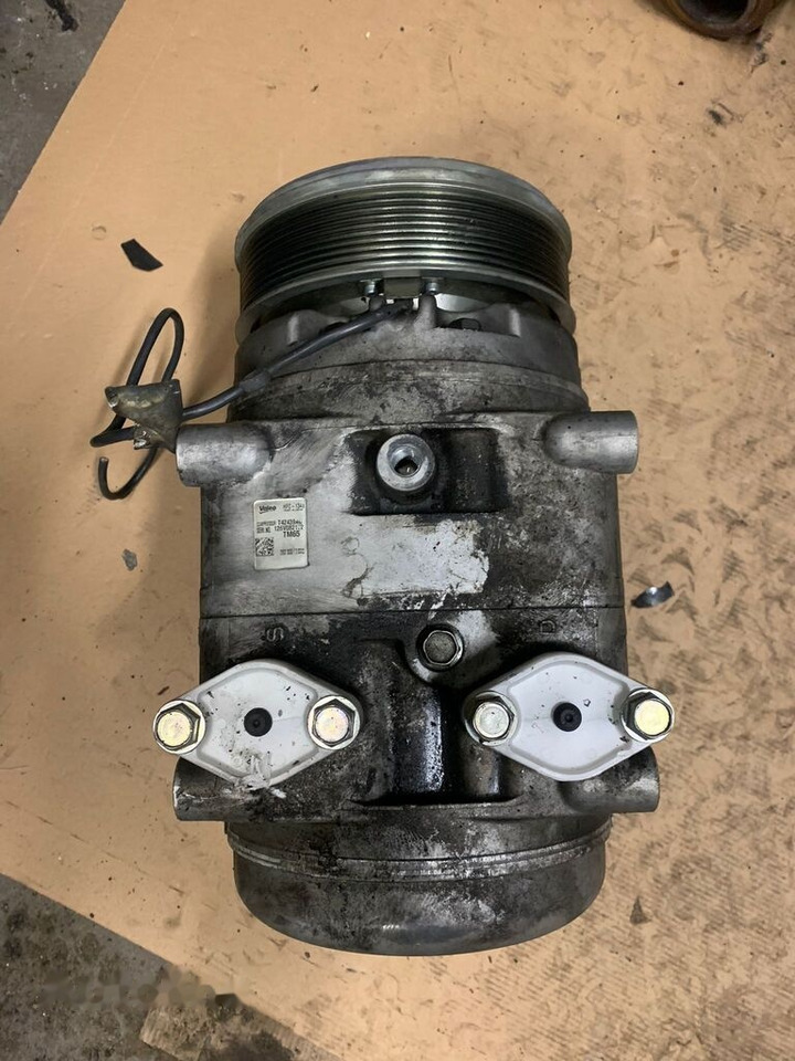 Sprężarka kompresor klimatyzacji VALEO TM65 HFC-134a 126V082172 T42439 - Kondicioniera kompresors - Kravas automašīna: foto 1 Sprężarka kompresor klimatyzacji VALEO TM65 HFC-134a 126V082172 T42439 - Kondicioniera kompresors - Kravas automašīna: foto 1