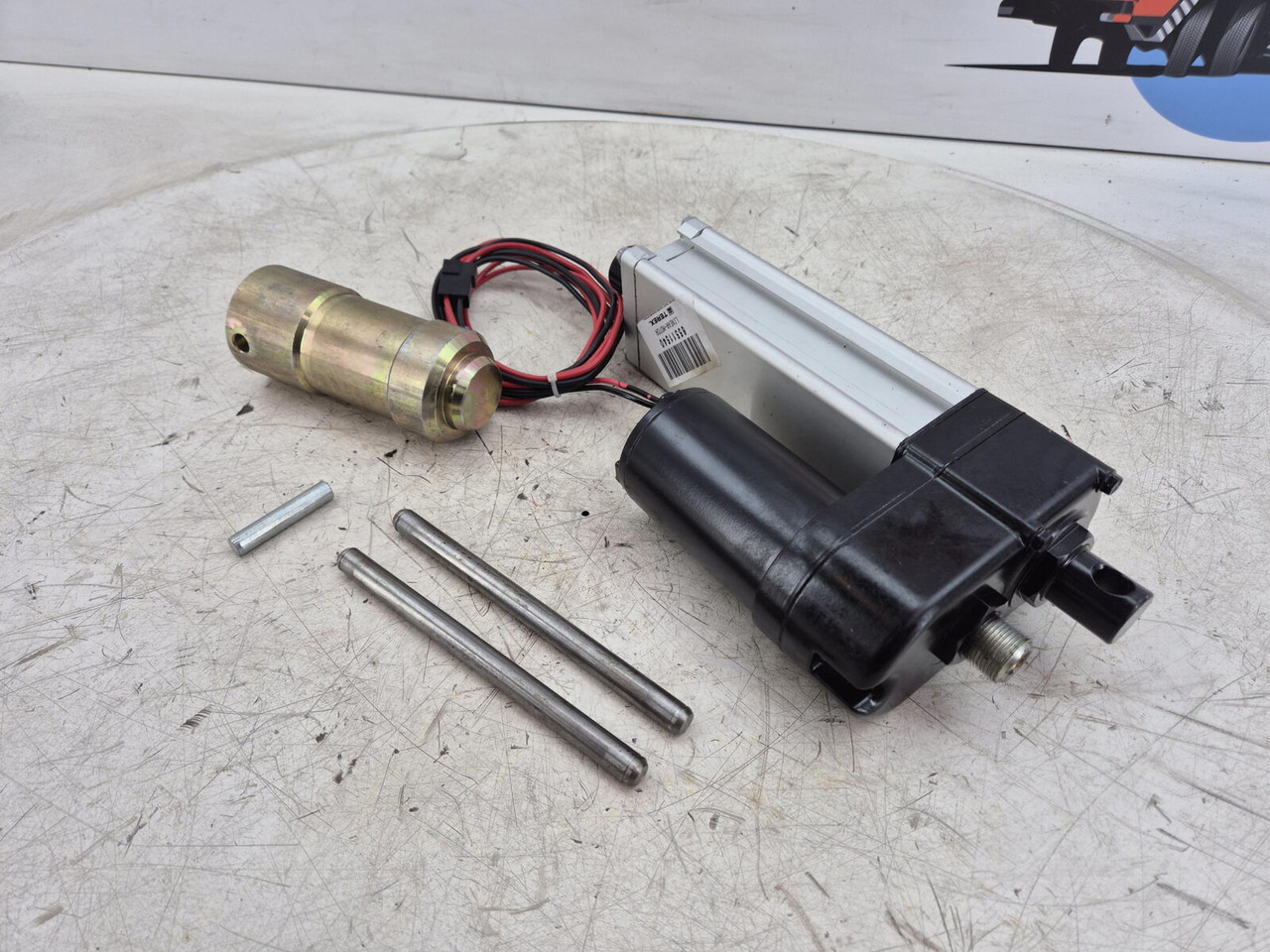 Demag AC 120 Counterweigt locking liniar motor set - Elektrosistēma - Celtnis: foto 2 Demag AC 120 Counterweigt locking liniar motor set - Elektrosistēma - Celtnis: foto 2