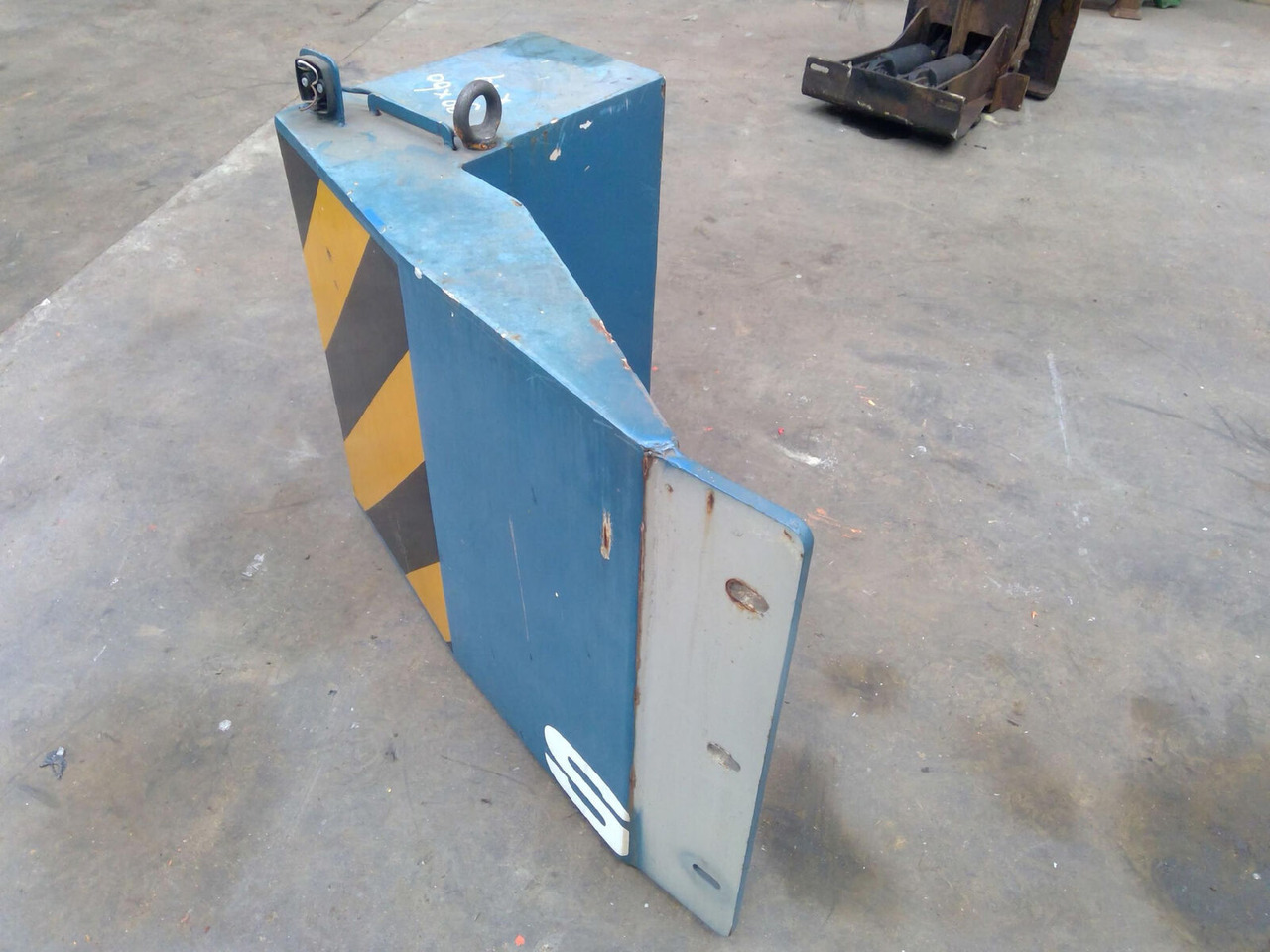 FAUN ATF 40G-2 counterweight 0,7 ton left side - Pretsvars - Autoceltnis: foto 2 FAUN ATF 40G-2 counterweight 0,7 ton left side - Pretsvars - Autoceltnis: foto 2
