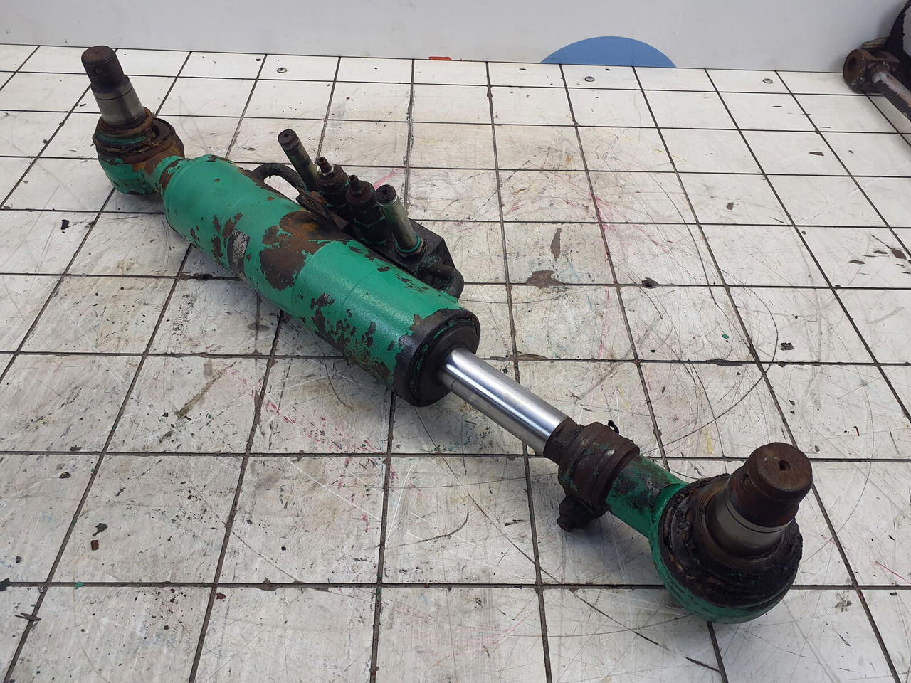 FAUN ATF 60-3 axle 3 steering lock cylinder left side - Hidrauliskais cilindrs - Autoceltnis: foto 1 FAUN ATF 60-3 axle 3 steering lock cylinder left side - Hidrauliskais cilindrs - Autoceltnis: foto 1
