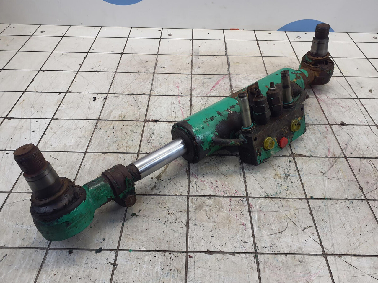 FAUN ATF 60-3 axle 3 steering lock cylinder left side - Hidrauliskais cilindrs - Autoceltnis: foto 2 FAUN ATF 60-3 axle 3 steering lock cylinder left side - Hidrauliskais cilindrs - Autoceltnis: foto 2