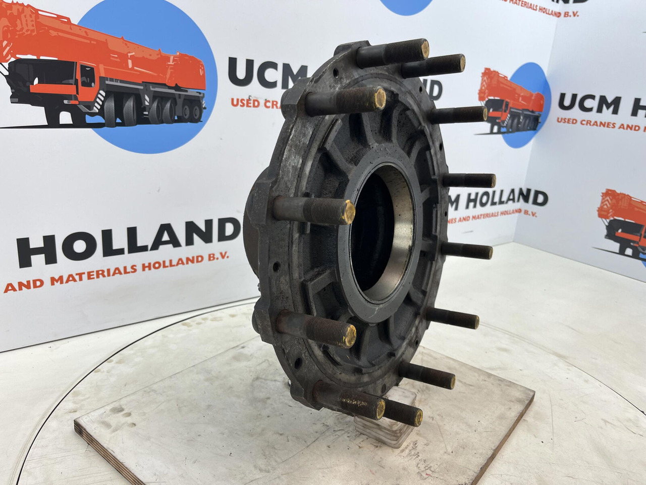 Grove GMK 3050 Megatrak wheel hub - Rumba - Celtnis: foto 2 Grove GMK 3050 Megatrak wheel hub - Rumba - Celtnis: foto 2