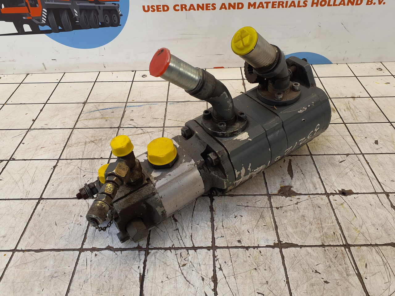 Grove GMK 3055 three way gear pump - Hidrauliskais sūknis - Autoceltnis: foto 3 Grove GMK 3055 three way gear pump - Hidrauliskais sūknis - Autoceltnis: foto 3