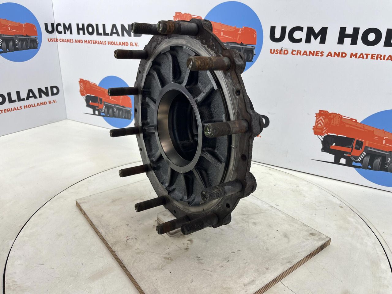 Grove GMK Megatrak wheel hub - Rumba - Celtnis: foto 1 Grove GMK Megatrak wheel hub - Rumba - Celtnis: foto 1