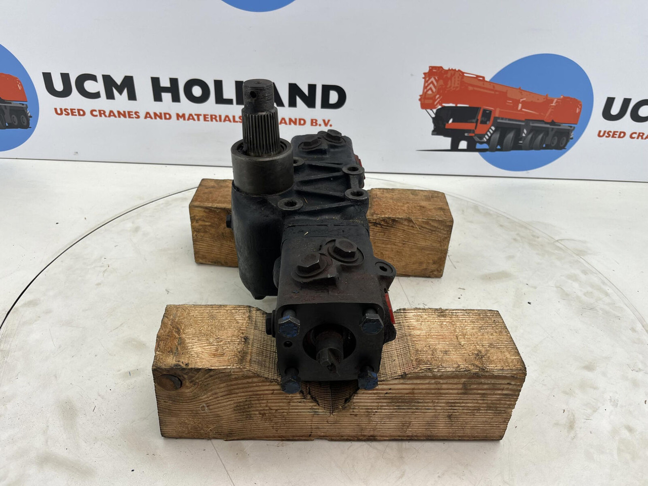 Krupp KMK 4070 steering box only for parts - Stūres mehānisms - Autoceltnis: foto 2 Krupp KMK 4070 steering box only for parts - Stūres mehānisms - Autoceltnis: foto 2