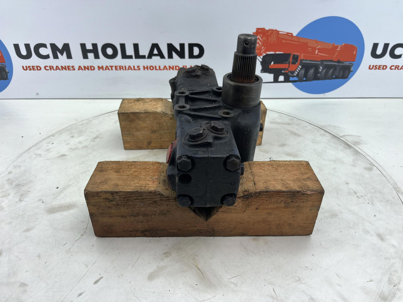 Krupp KMK 4070 steering box only for parts - Stūres mehānisms - Autoceltnis: foto 4 Krupp KMK 4070 steering box only for parts - Stūres mehānisms - Autoceltnis: foto 4