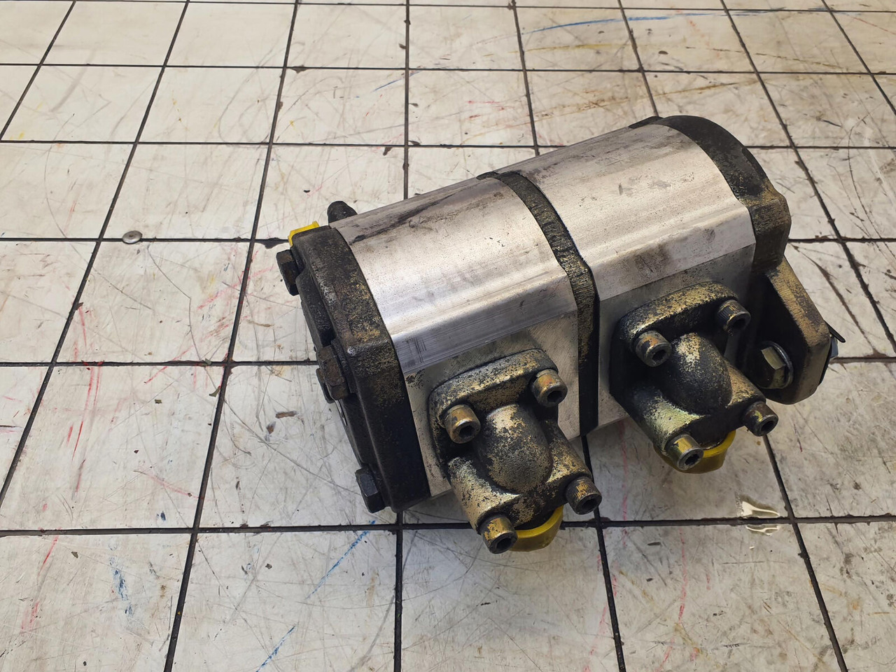 Liebherr LTM 1045-3.1 dual gear pump - Hidrauliskais sūknis - Autoceltnis: foto 1 Liebherr LTM 1045-3.1 dual gear pump - Hidrauliskais sūknis - Autoceltnis: foto 1