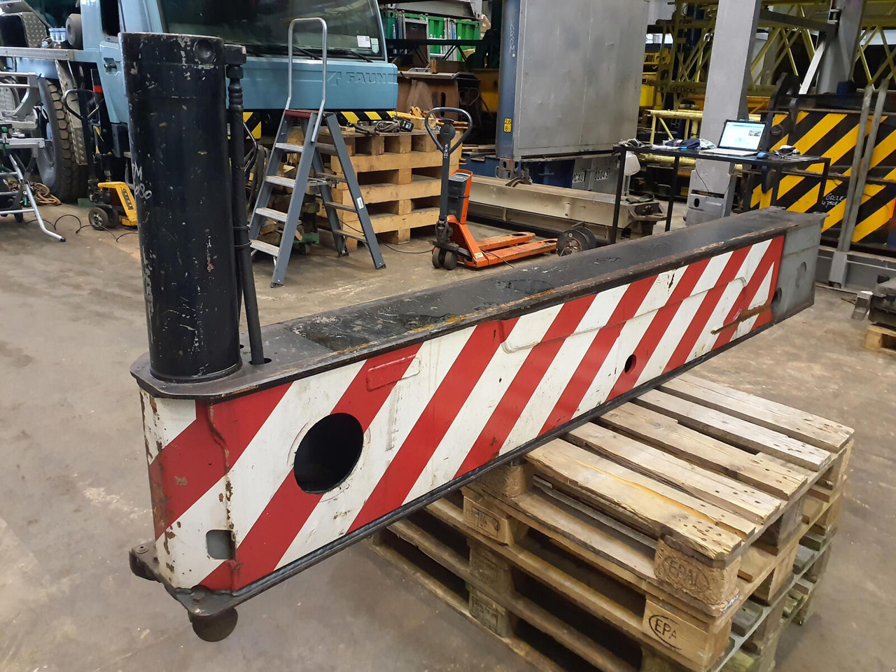 Liebherr LTM 1080-1 sliding beam complete front - Piekare - Celtnis: foto 2 Liebherr LTM 1080-1 sliding beam complete front - Piekare - Celtnis: foto 2