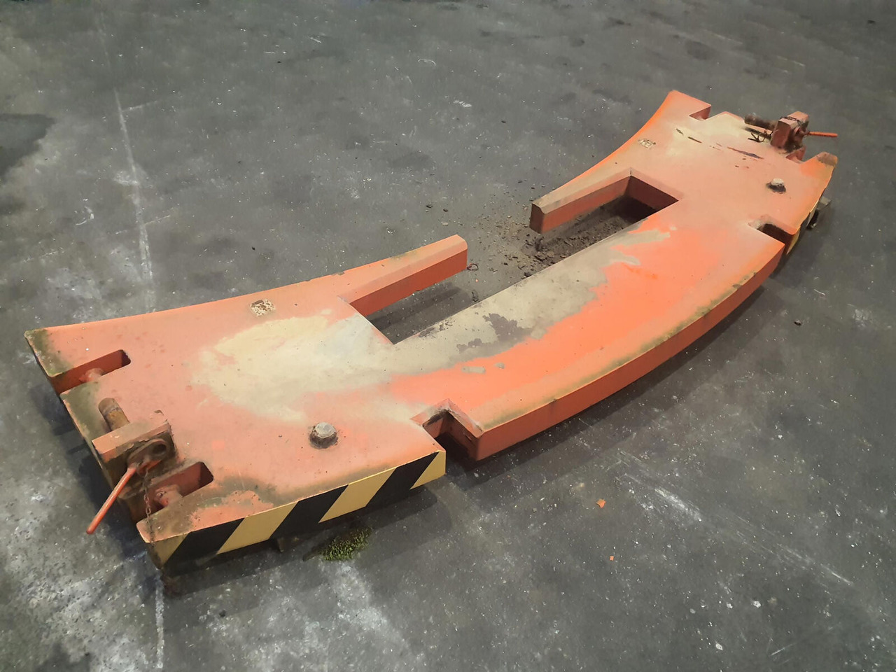 Terex AC 155 counterweight 1T - Pretsvars - Autoceltnis: foto 2 Terex AC 155 counterweight 1T - Pretsvars - Autoceltnis: foto 2