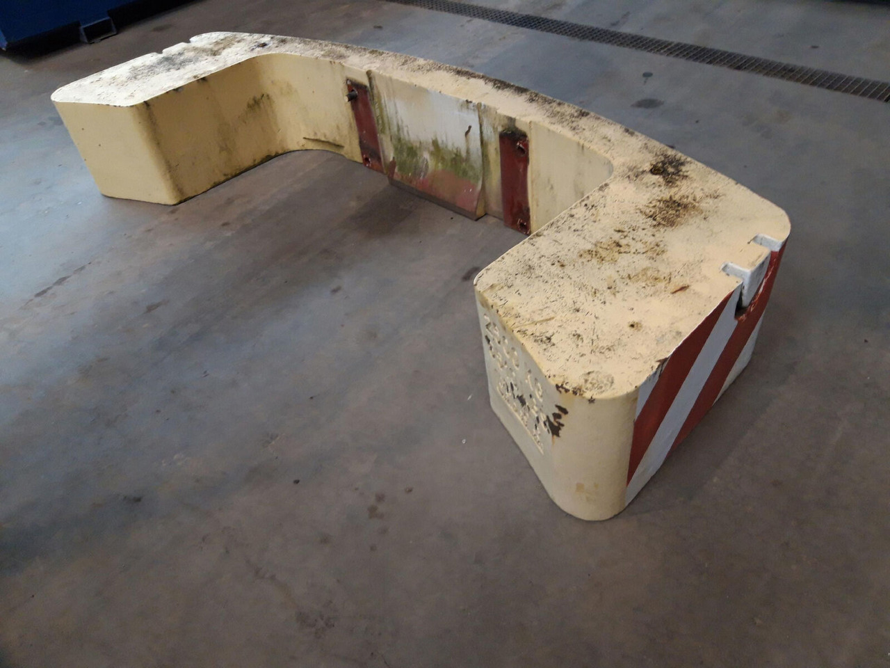 Terex Demag AC 35 counterweight 2,5 T - Pretsvars - Autoceltnis: foto 1 Terex Demag AC 35 counterweight 2,5 T - Pretsvars - Autoceltnis: foto 1