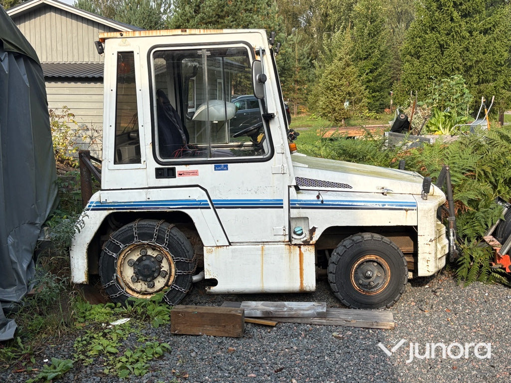 Plogbil - Bagagetruck - Bagāžas vilcējs: foto 1 Plogbil - Bagagetruck - Bagāžas vilcējs: foto 1