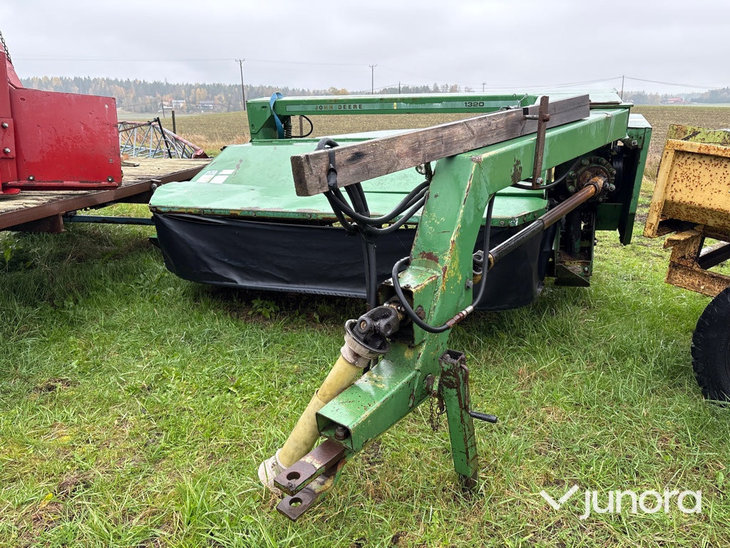 Slåtterkross - John Deere 1320 - Pļāvējs: foto 1 Slåtterkross - John Deere 1320 - Pļāvējs: foto 1