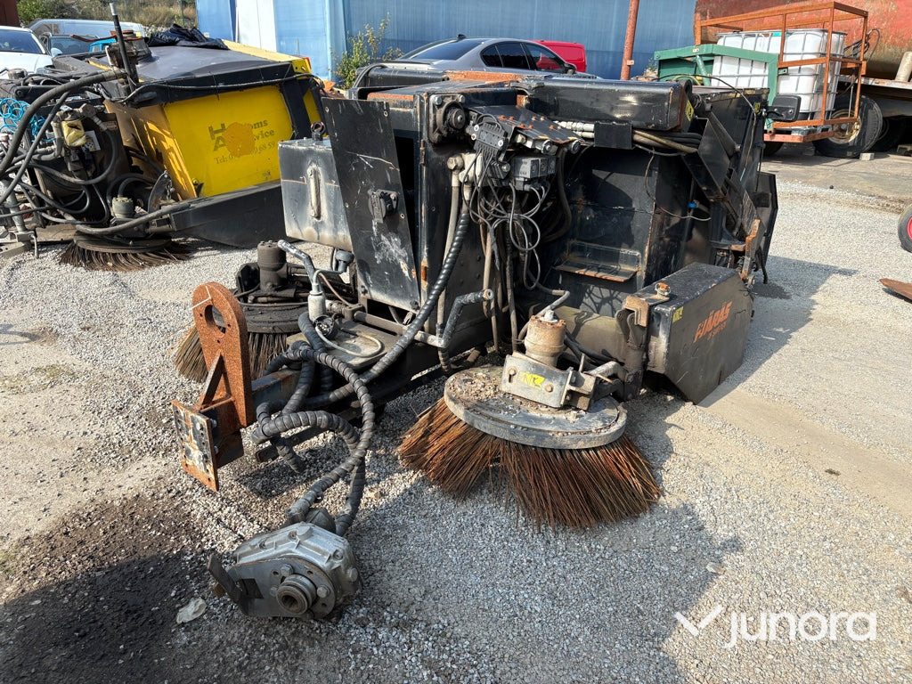 Sopmaskin Bogserad - Fjärås, FS 700 - Ielu tīrīšanas mašīna: foto 1 Sopmaskin Bogserad - Fjärås, FS 700 - Ielu tīrīšanas mašīna: foto 1