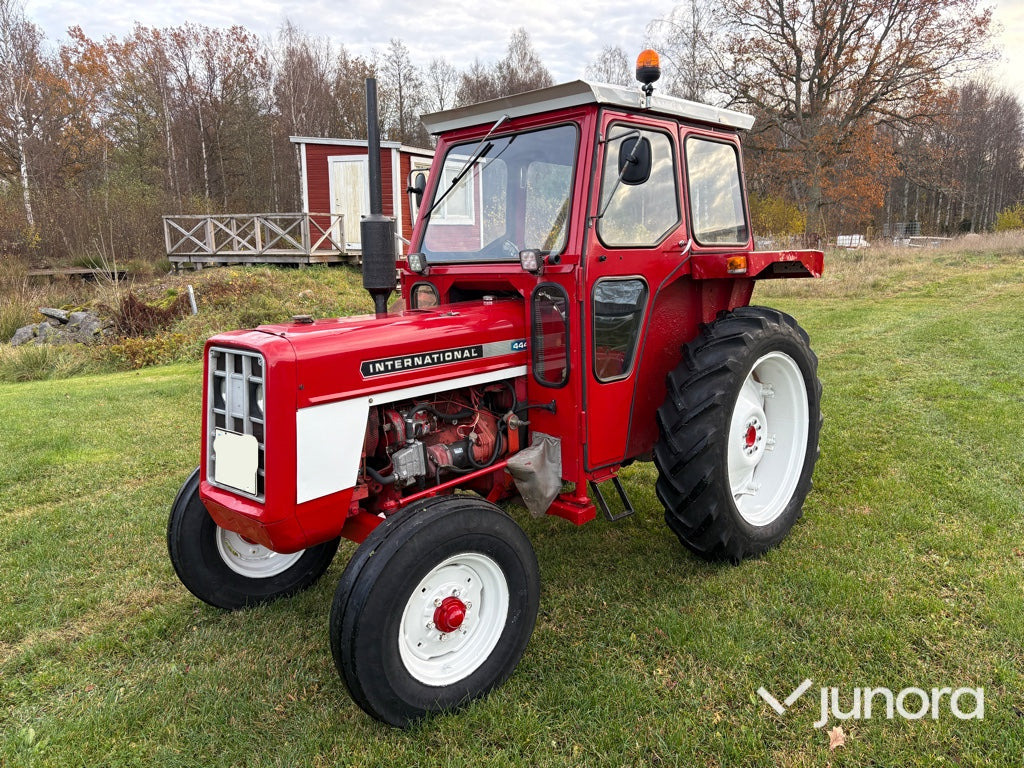 Traktor - International 444 - Traktors: foto 1 Traktor - International 444 - Traktors: foto 1