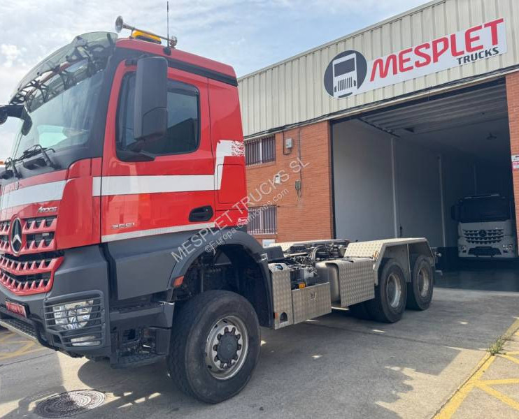 Mercedes Arocs 3551 - Kravas automašīna pašizgāzējs: foto 1 Mercedes Arocs 3551 - Kravas automašīna pašizgāzējs: foto 1