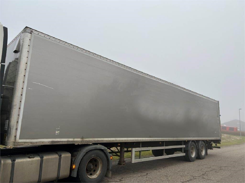 Fruehauf 13,6 mtr box - lodretstående lift - Puspiekabe slēgtā virsbūve: foto 3 Fruehauf 13,6 mtr box - lodretstående lift - Puspiekabe slēgtā virsbūve: foto 3