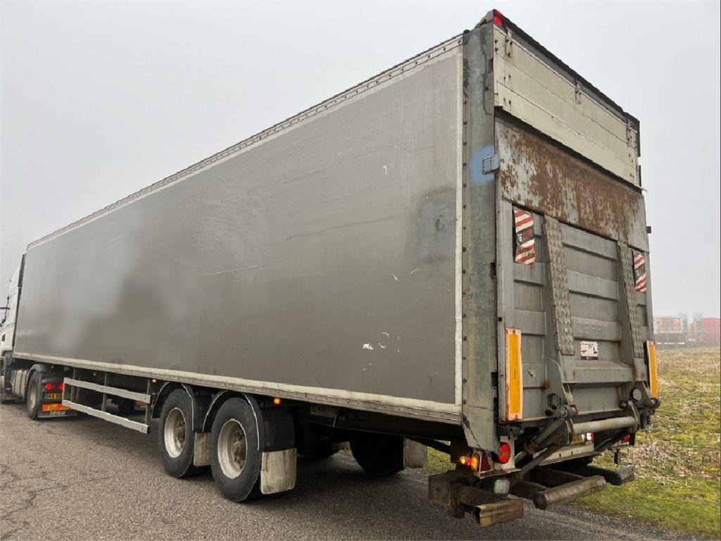 Fruehauf 13,6 mtr box - lodretstående lift - Puspiekabe slēgtā virsbūve: foto 4 Fruehauf 13,6 mtr box - lodretstående lift - Puspiekabe slēgtā virsbūve: foto 4