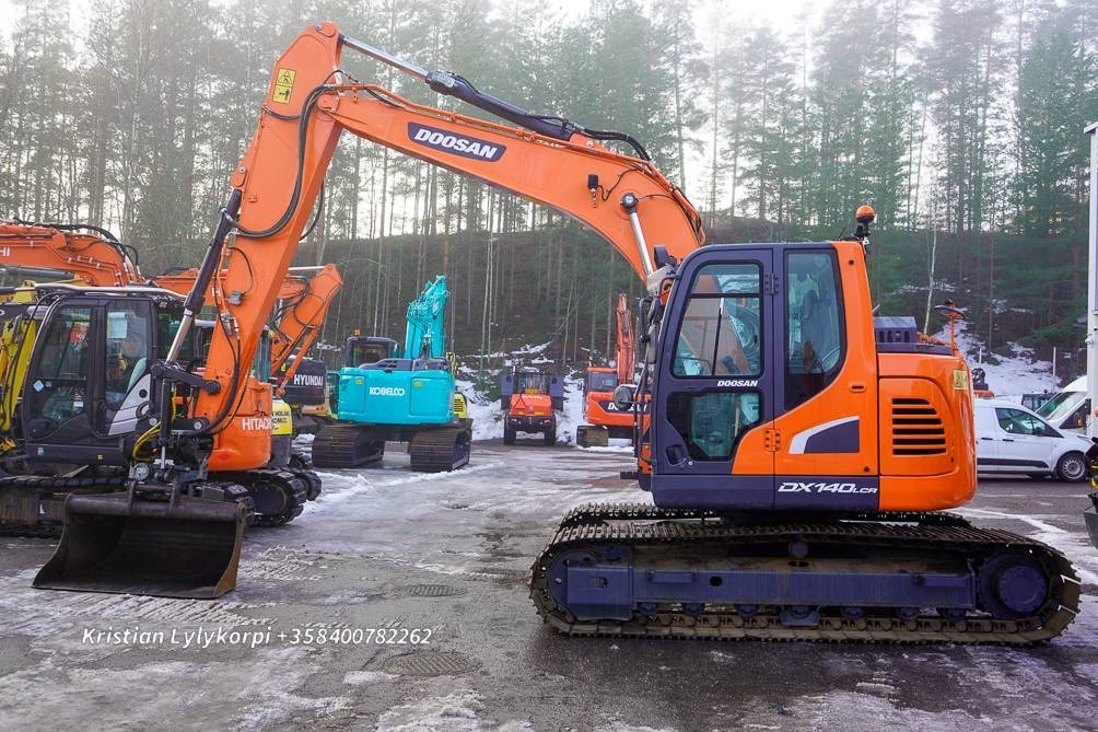 Kāpurķēžu ekskavators Doosan DX140LCR-5 PYÖRITTÄJÄLLÄ: foto 1