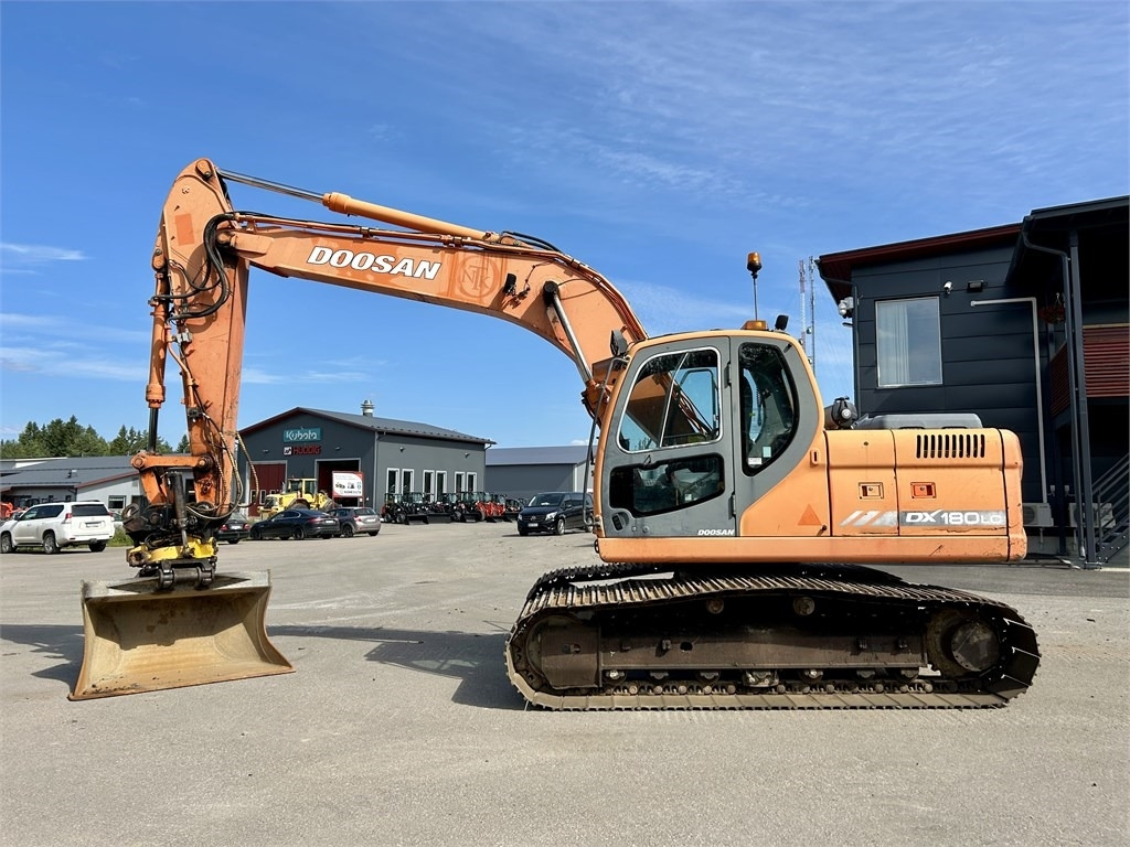 Doosan DX180LC PYÖRITTÄJÄLLÄ - Kāpurķēžu ekskavators: foto 1 Doosan DX180LC PYÖRITTÄJÄLLÄ - Kāpurķēžu ekskavators: foto 1