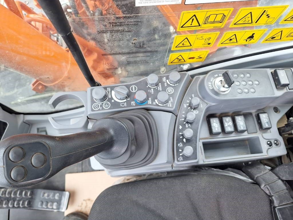 Kāpurķēžu ekskavators Hitachi ZX135USLC-7 PUSKULEVYLLÄ: foto 8