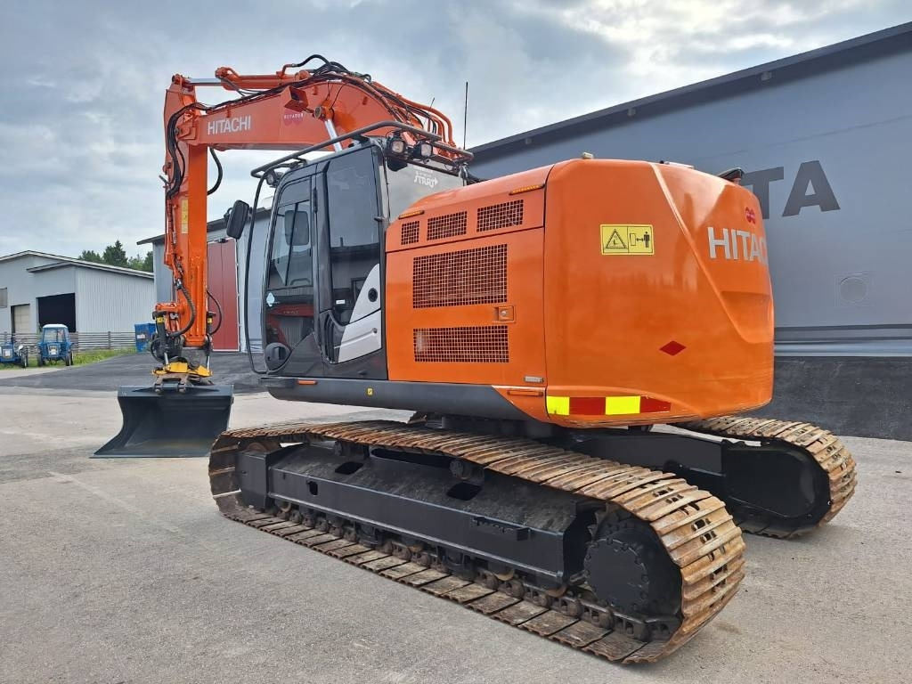Hitachi ZX225USLC-5 PYÖRITTÄJÄLLÄ - Kāpurķēžu ekskavators: foto 2 Hitachi ZX225USLC-5 PYÖRITTÄJÄLLÄ - Kāpurķēžu ekskavators: foto 2