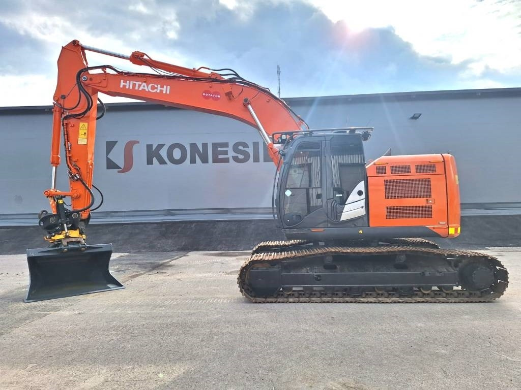 Hitachi ZX225USLC-5 PYÖRITTÄJÄLLÄ - Kāpurķēžu ekskavators: foto 1 Hitachi ZX225USLC-5 PYÖRITTÄJÄLLÄ - Kāpurķēžu ekskavators: foto 1