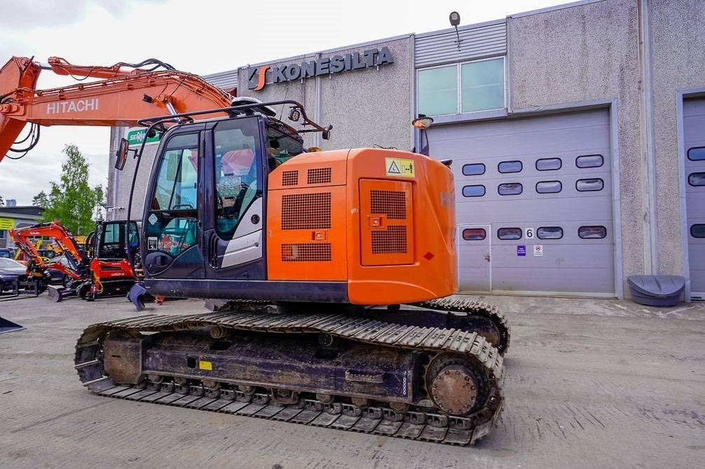 Hitachi ZX225USLC-5B MARTTIINILLA - Kāpurķēžu ekskavators: foto 2 Hitachi ZX225USLC-5B MARTTIINILLA - Kāpurķēžu ekskavators: foto 2